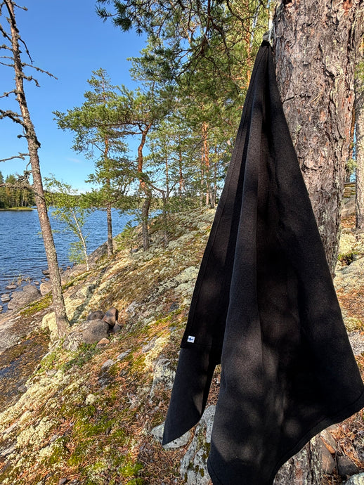 Tyylikäs musta leveä laudeliina mökille