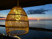 Lataa kuva Galleria-katseluun, Rottinkivarjostin kaupunkikodissa
