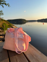 Lataa kuva Galleria-katseluun, Pellavakassi mukaan rannalle
