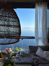 Lataa kuva Galleria-katseluun, Rottinkivarjostin parvekkeella
