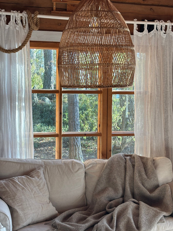 Upea rottinkivarjostin mökille