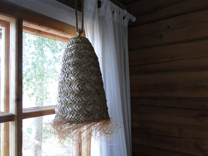Meriheinävarjostin mökin ikkunalla